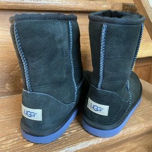 CLASSIC UGG BLACK W/ BLUE SOLE
